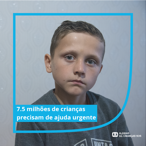 Aldeia SOS na Ucrânia com cuidadora e duas crianças